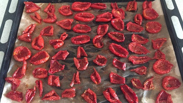 How to cook sun-dried tomatoes without a dryer and preserve all their benefits