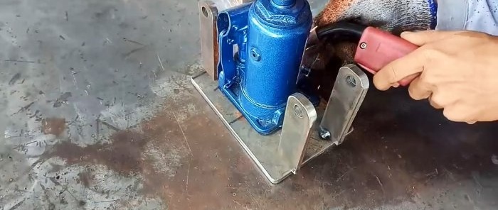 Homemade attachment for doubling the lifting height of a hydraulic jack