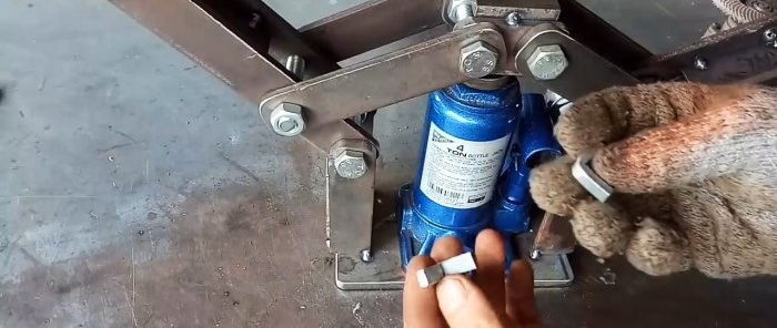 Homemade attachment for doubling the lifting height of a hydraulic jack