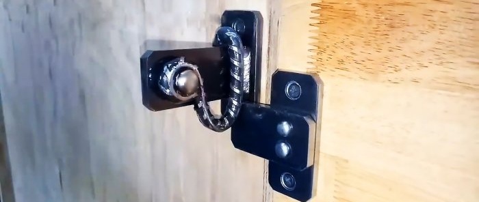 Automatic door latch made of reinforcement