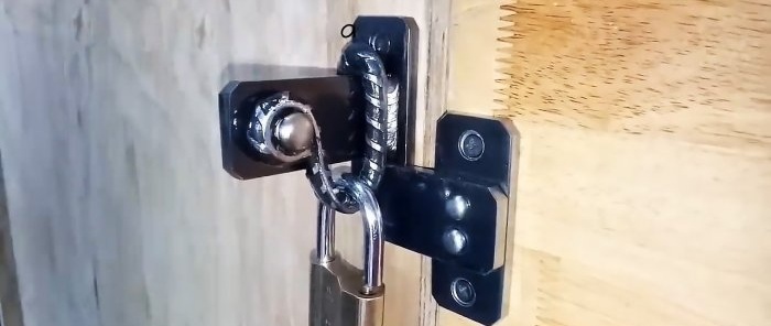 Automatic door latch made of reinforcement