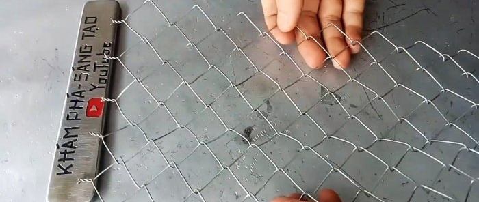 How to make a manual machine for weaving a chain-link mesh