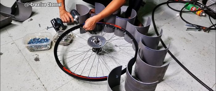 Mini hydroelectric power station made from bicycle parts and PVC pipes