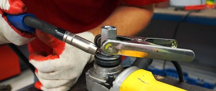 Miniature and functional do-it-yourself grinding attachment for an angle grinder