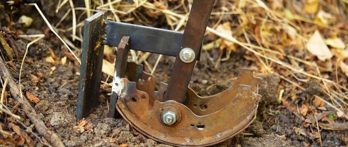 A device for uprooting seedlings and growths in the garden from car blocks