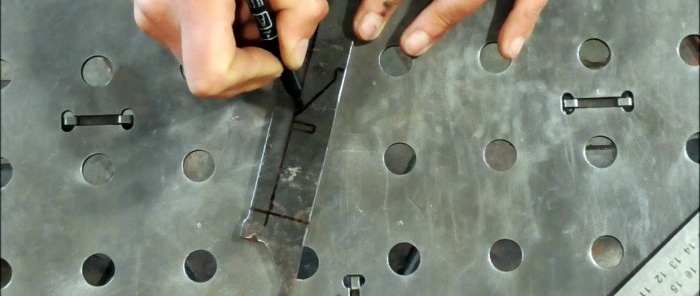 The simplest do-it-yourself latch made from leftover metal