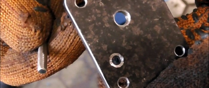 The simplest do-it-yourself latch made from leftover metal