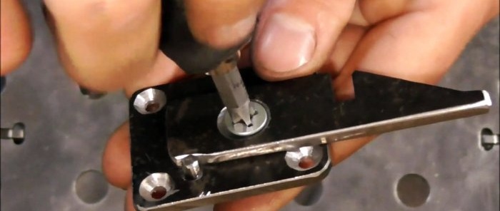 The simplest do-it-yourself latch made from leftover metal