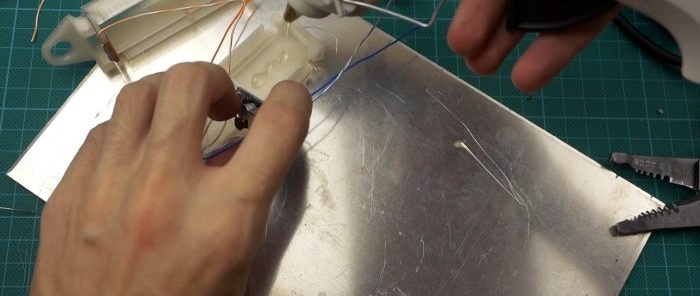 Assembling a miniature tourist power bank on solar panels