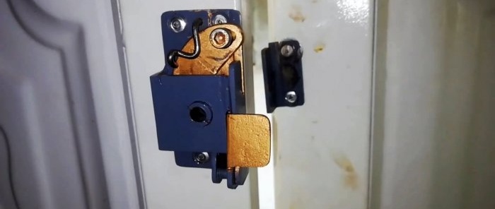 Convenient automatic lock made from scrap metal scraps