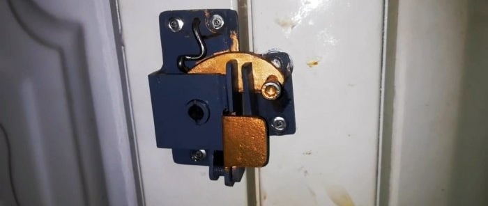 Convenient automatic lock made from scrap metal scraps