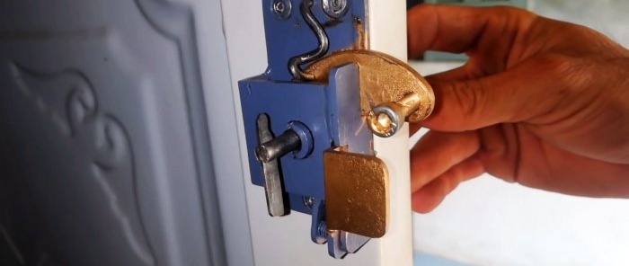 Convenient automatic lock made from scrap metal scraps