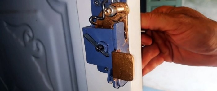 Convenient automatic lock made from scrap metal scraps