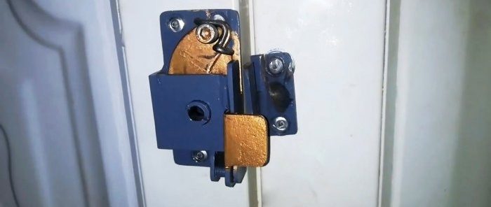 Convenient automatic lock made from scrap metal scraps