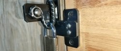 Automatic door latch made of reinforcement