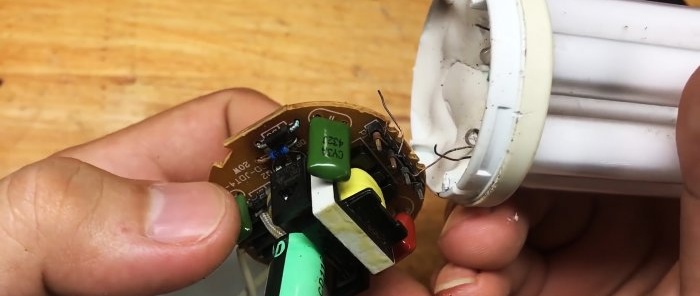 How to convert an energy-saving lamp into a 12 V power supply