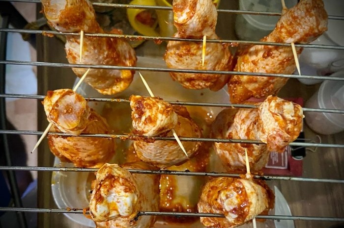 How to cook chicken legs on a wire rack in the oven with potatoes