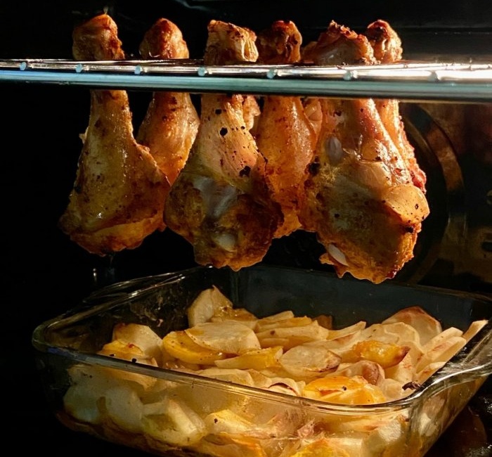 How to cook chicken legs on a wire rack in the oven with potatoes