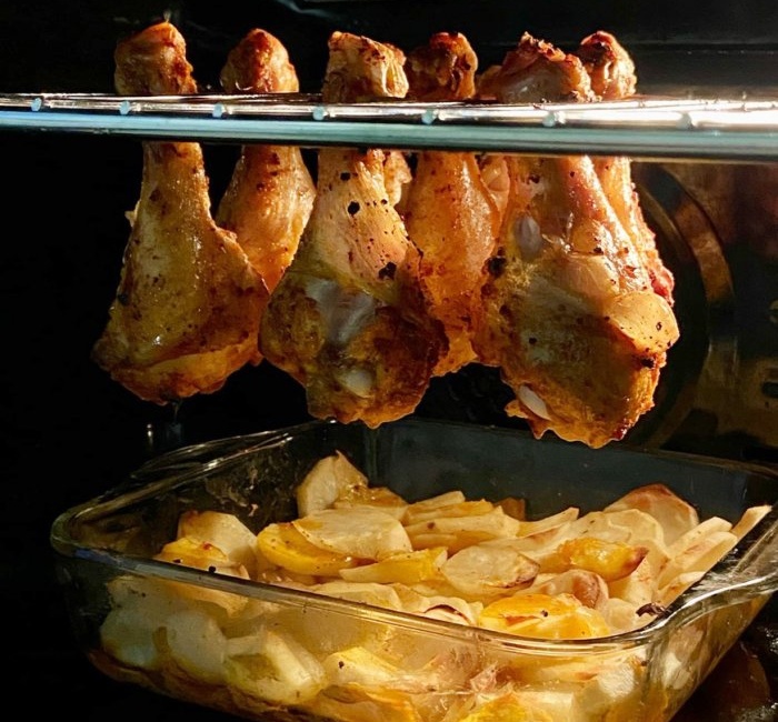 How to cook chicken legs on a wire rack in the oven with potatoes