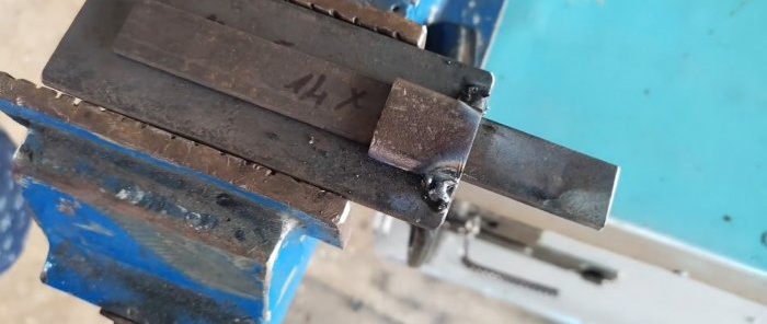 How to make a simple and reliable door latch from leftover metal