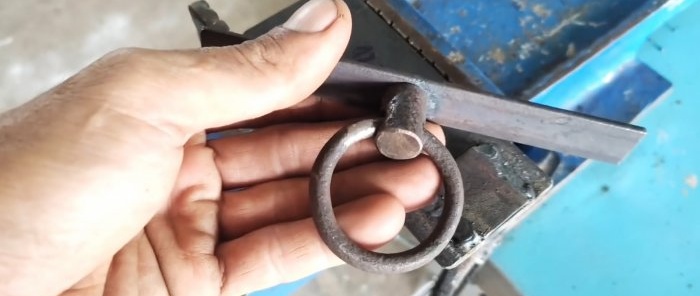 How to make a simple and reliable door latch from leftover metal