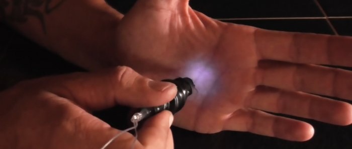 How to make an eternal flashlight without batteries from a syringe