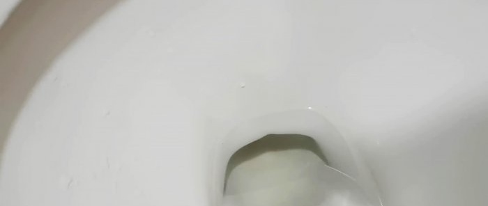 How to fix a toilet leak in a couple of minutes