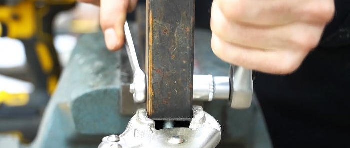 Reliable dismountable connection of a profile pipe at right angles without welding