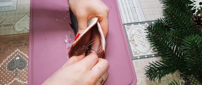 How to quickly peel boneless herring fillets