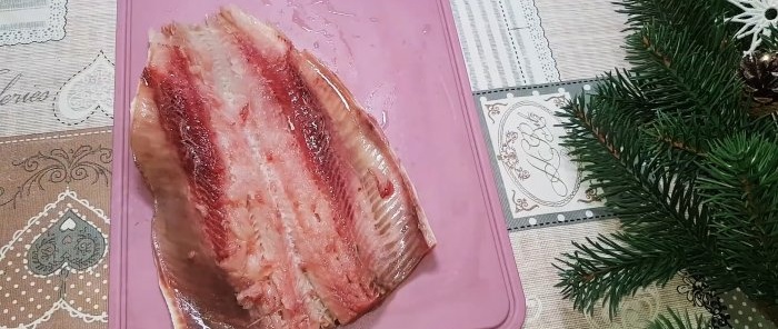 How to quickly peel boneless herring fillets