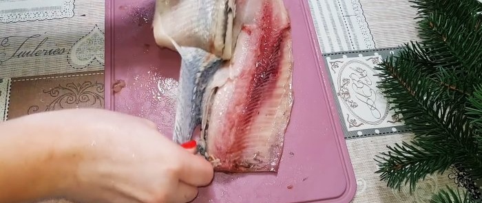 How to quickly peel boneless herring fillets