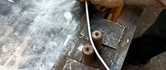 How to make a simple device from scrap metal for quickly bending a pipe into a ring