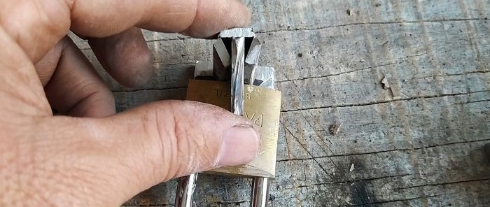 How to make anti-vandal protection for a padlock