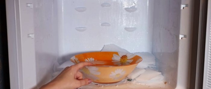 How to significantly reduce ice freezing in the freezer. Useful life hack for defrosting the refrigerator.