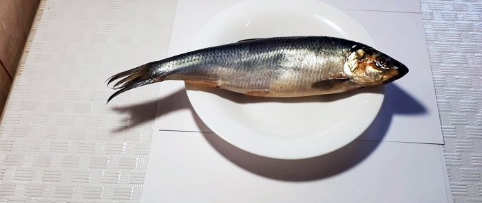 A tear-off method to quickly cut herring into boneless fillets