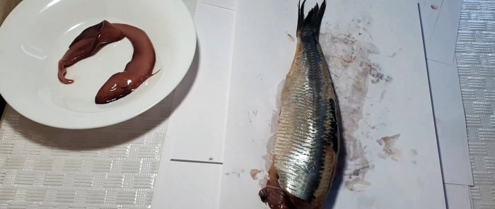 A tear-off method to quickly cut herring into boneless fillets