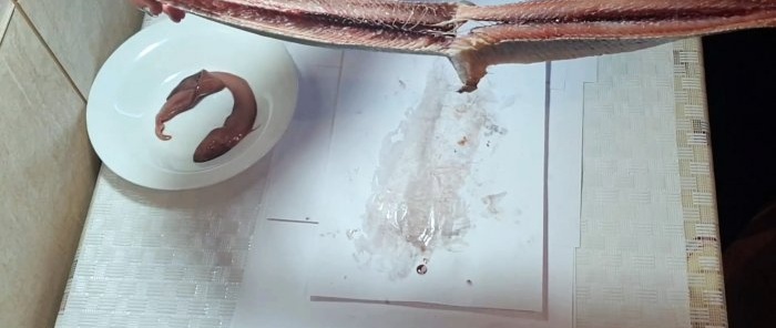 A tear-off method to quickly cut herring into boneless fillets