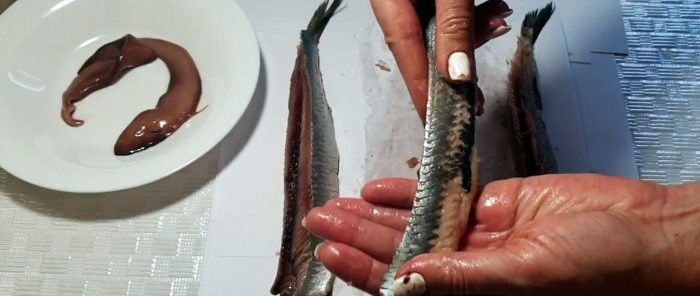 A tear-off method to quickly cut herring into boneless fillets