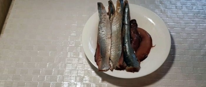 A tear-off method to quickly cut herring into boneless fillets