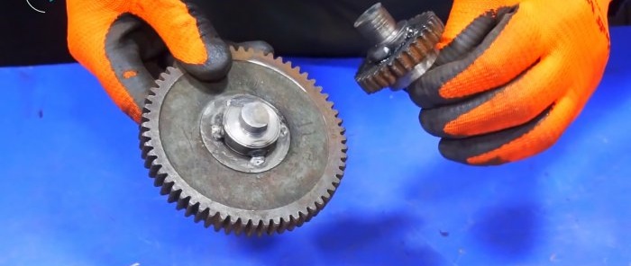 DIY hand sharpener made from old gears