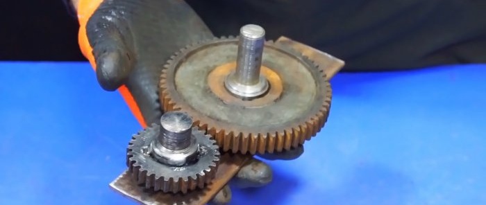 DIY hand sharpener made from old gears