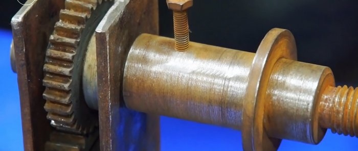 DIY hand sharpener made from old gears