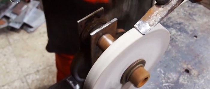 DIY hand sharpener made from old gears