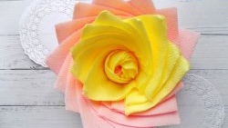 How to make a lush flower from paper napkins in no time and transform your holiday table