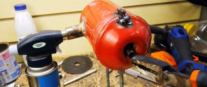 How to make a forge using a manual gas burner from a car fire extinguisher