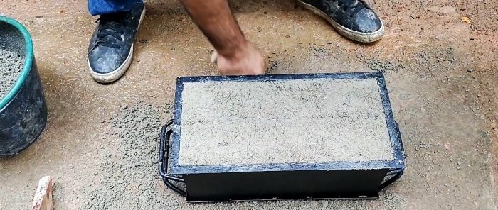 How to make a mold for molding two hollow blocks on cement at once