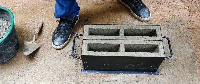 How to make a mold for molding two hollow blocks on cement at once