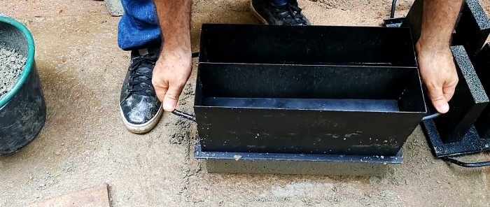 How to make a mold for molding two hollow blocks on cement at once