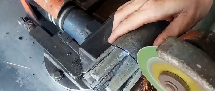 How to weld two metal pipes of different diameters