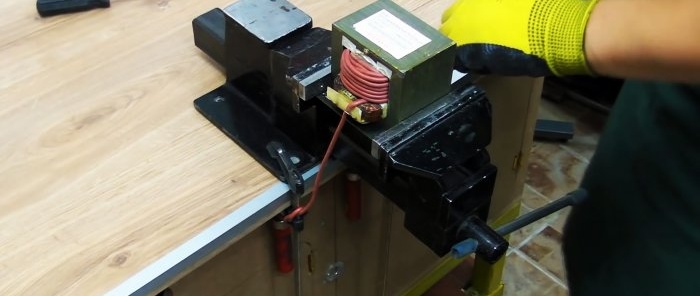 Homemade welding machine from microwave transformers with current control